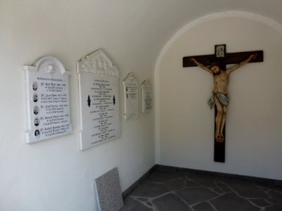 Uderns-Alter-Friedhof-mit-PriestergrabI