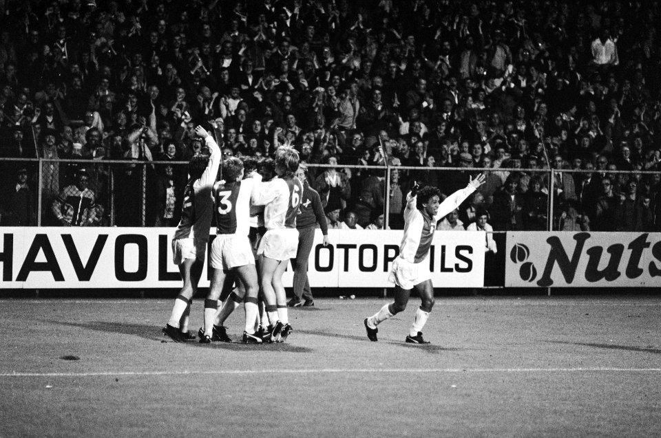 UEFA cup Ajax tegen Atletico Bilbao 3-0, juichende Ajaxspelers na 2e doelpunt v., Bestanddeelnr 929-9210