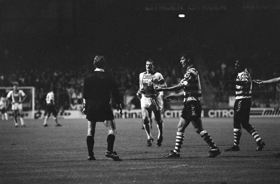 UEFA Cup Ajax tegen Sporting Lissabon 1-2 spelers met stuk glas (dat gegooid is, Bestanddeelnr 934-3326