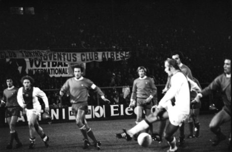 UEFA Cup Ajax tegen Juventus 2-1, Blankenburg (r) scoort 1-0, Steffenhagen kijk, Bestanddeelnr 927-6379