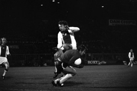 UEFA Cup Ajax tegen Stoke City 0-0, Jan Mulder in duel met keeper Framer, Bestanddeelnr 927-4884