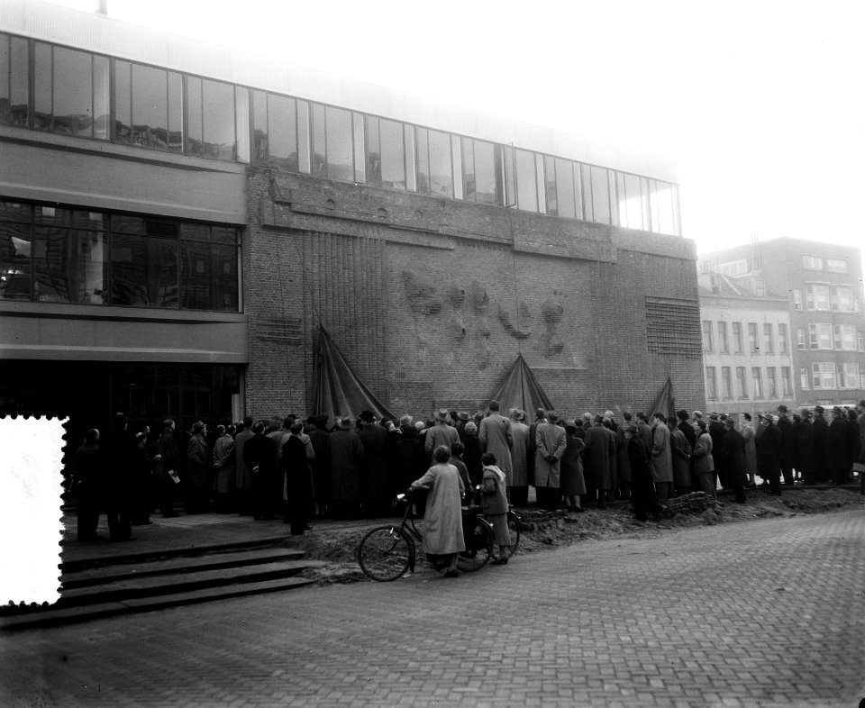 Uitbreiding Bouwcentrum, Rotterdam, onthulling Relief in baksteen van Henry Moor, Bestanddeelnr 907-5133