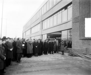 Uitbreiding Bouwcentrum, Rotterdam, onthulling Relief in baksteen van Henry Moor, Bestanddeelnr 907-5135