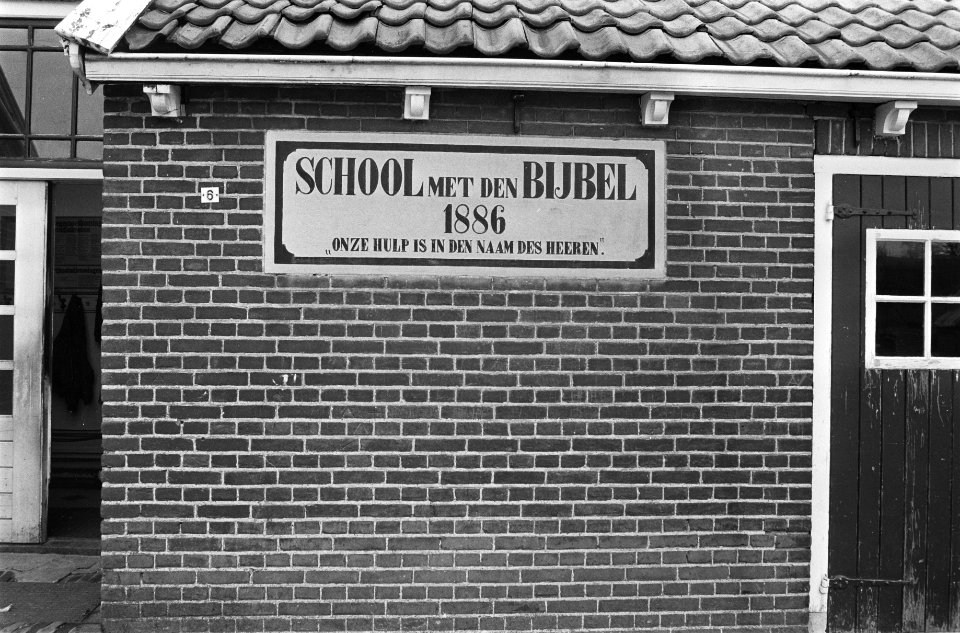Uitbraak polio in Staphorst..School met den Bijbel uit 1886, met de tekst Onze , Bestanddeelnr 924-3569