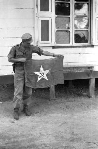 Uit een der huizen van Sidikalang werd een communistische vlag met hamer en sikk, Bestanddeelnr 5277