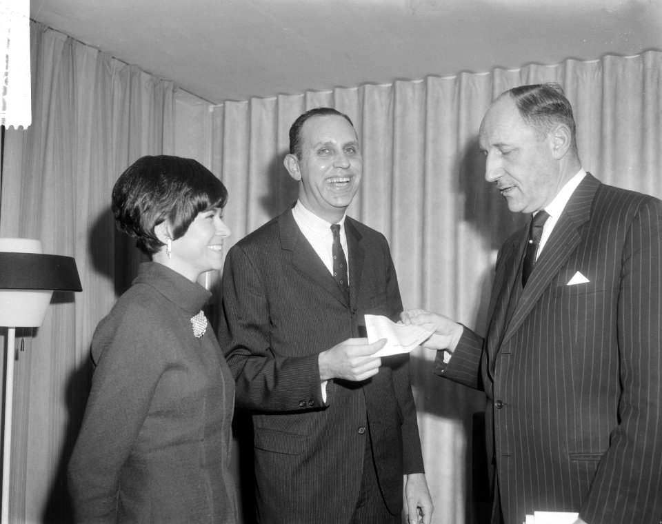 Uitreiking van de Willem de Zwijgerprijs aan de Amerikaanse journalist J.B. Form, Bestanddeelnr 918-5430