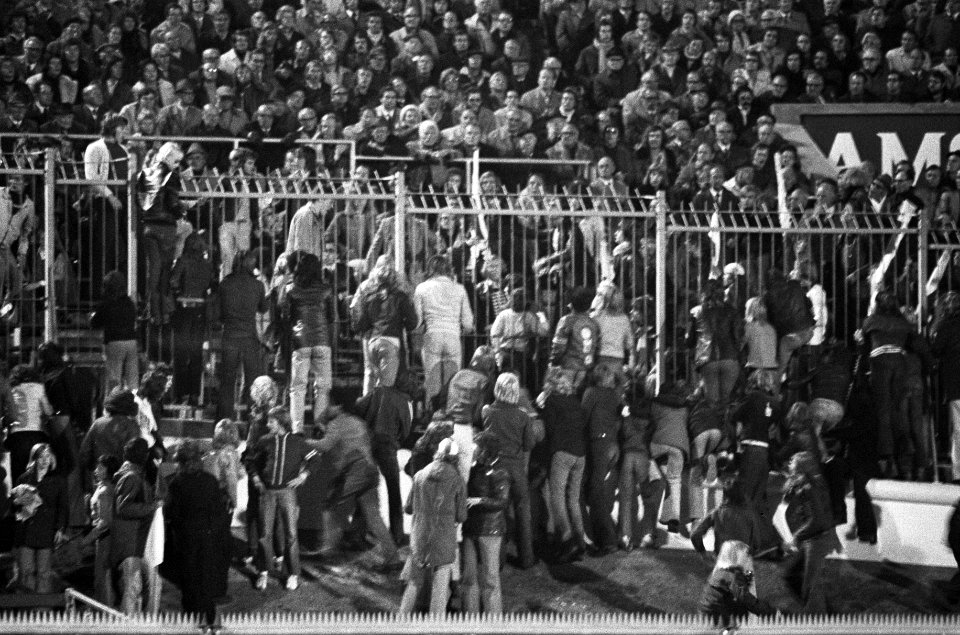 UEFA Cup Ajax tegen Stoke City 0-0, rumoer op tribune (onzichtbaar), Bestanddeelnr 927-4888
