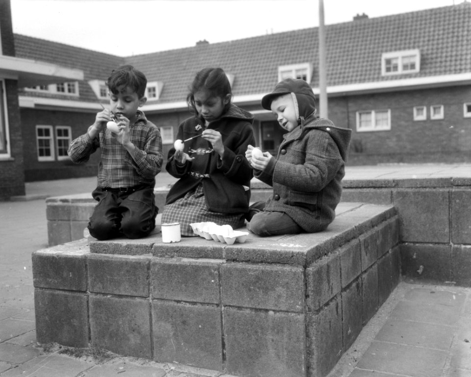 Uit Indonesie gerepatrieerde kinderen vieren hun eerste Pasen in Nederland, Bestanddeelnr 909-4622