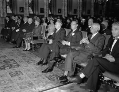 Uitreiking van de Koning Willem I prijs door Prins Bernhard aan J A Koning uit, Bestanddeelnr 909-6481