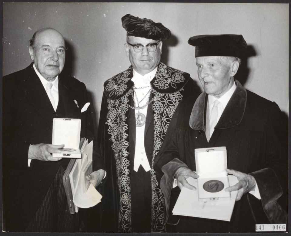 Uitreiking van de Joost van den Vondelpreis 1963 en 1964 aan de Nederlandse tone, Bestanddeelnr 141-0466