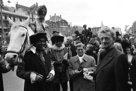 Uitreiking van de ICA-penningen aan Simon Carmiggelt (r) en Willy Alberti, Bestanddeelnr 932-7812