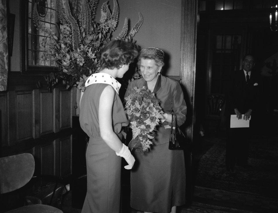 Uitreiking van de Koning Willem I prijs door Prins Bernhard aan J A Koning uit, Bestanddeelnr 909-6478