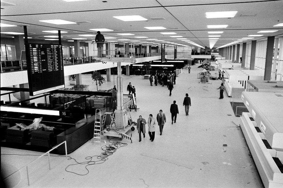 Uitbreiding stations- en pierencopmlex Schiphol overzicht nieuwe vertrekhal, Bestanddeelnr 927-8585