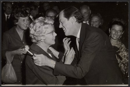 Uitreiking van televiesprijs van het Prins Bernhardfonds aan Annie M.G. Schmidt,, Bestanddeelnr 093-0956
