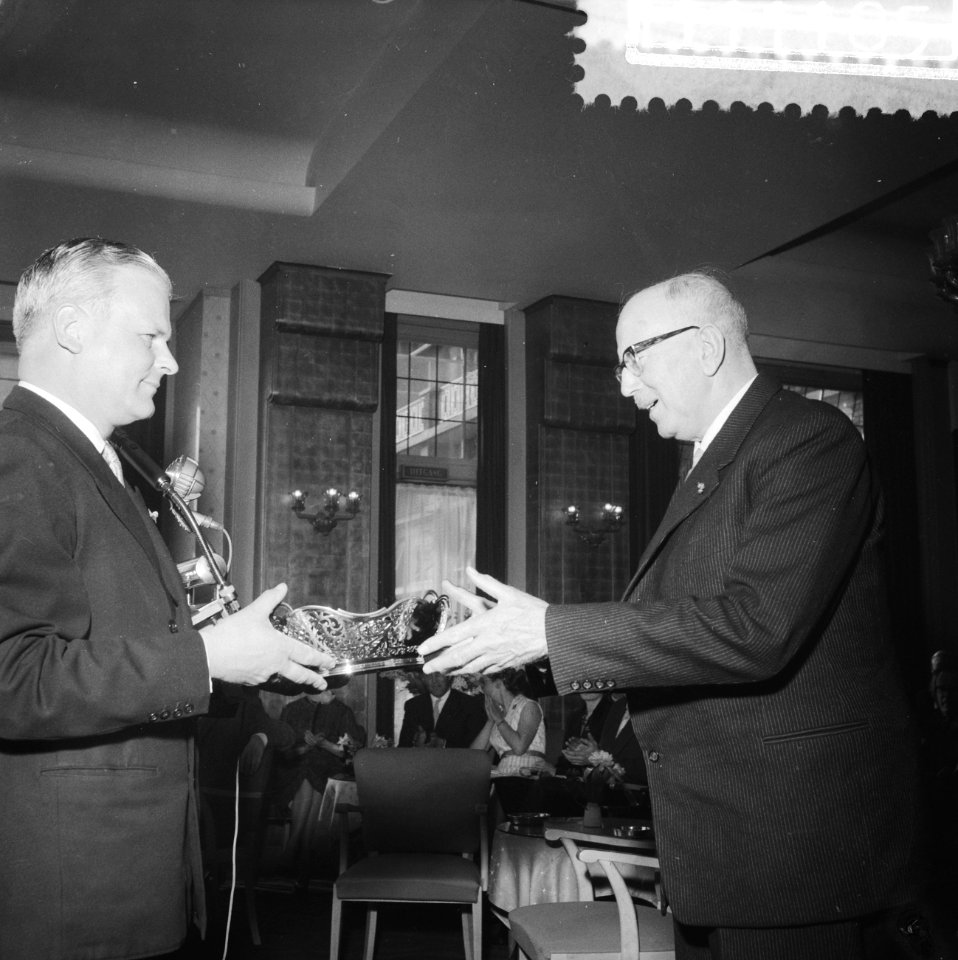 Uitreiking van de Zilveren Broodmand 1959 door de heer H. J. de Koster aan H. D., Bestanddeelnr 911-1185