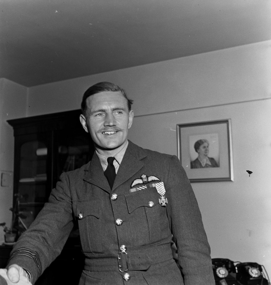 Uitreiking van het Vliegerkruis door prins Bernhard aan de Britse RAF-vlieger, W, Bestanddeelnr 935-2359