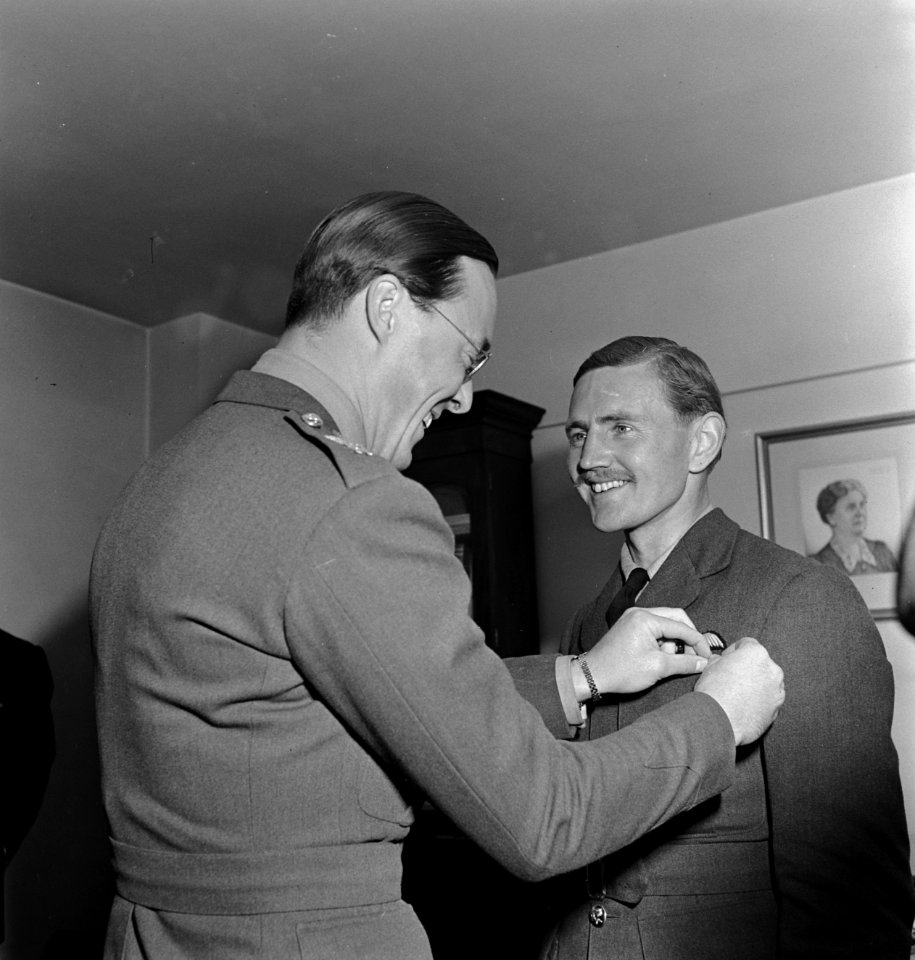 Uitreiking van het Vliegerkruis door prins Bernhard aan de Britse RAF-vlieger, W, Bestanddeelnr 935-2357