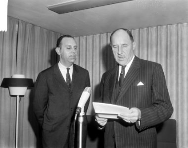 Uitreiking van de Willem de Zwijgerprijs aan de Amerikaanse journalist J.B. Form, Bestanddeelnr 918-5433