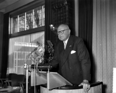 Uitreiking van De Zilveren Broodmand door H. J. de Koster , voorzitter van de , Bestanddeelnr 910-1928