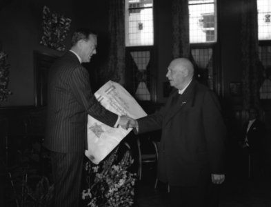 Uitreiking van de Koning Willem I prijs door Prins Bernhard aan J A Koning uit, Bestanddeelnr 909-6479