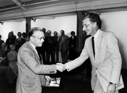 Uitreiking van het eerste exemplaar door Harry Mulisch aan Harry Prenen van Louis Ferron's boek De keldergang der heren over de geschiedenis van de sociëteit 'Teisterbant', NL-HlmNHA 54012345