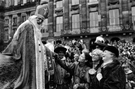 Uitreiking van de ICA-penningen door Sinterklaas aan v.l.n.r. Alexandra Radius (, Bestanddeelnr 932-3988