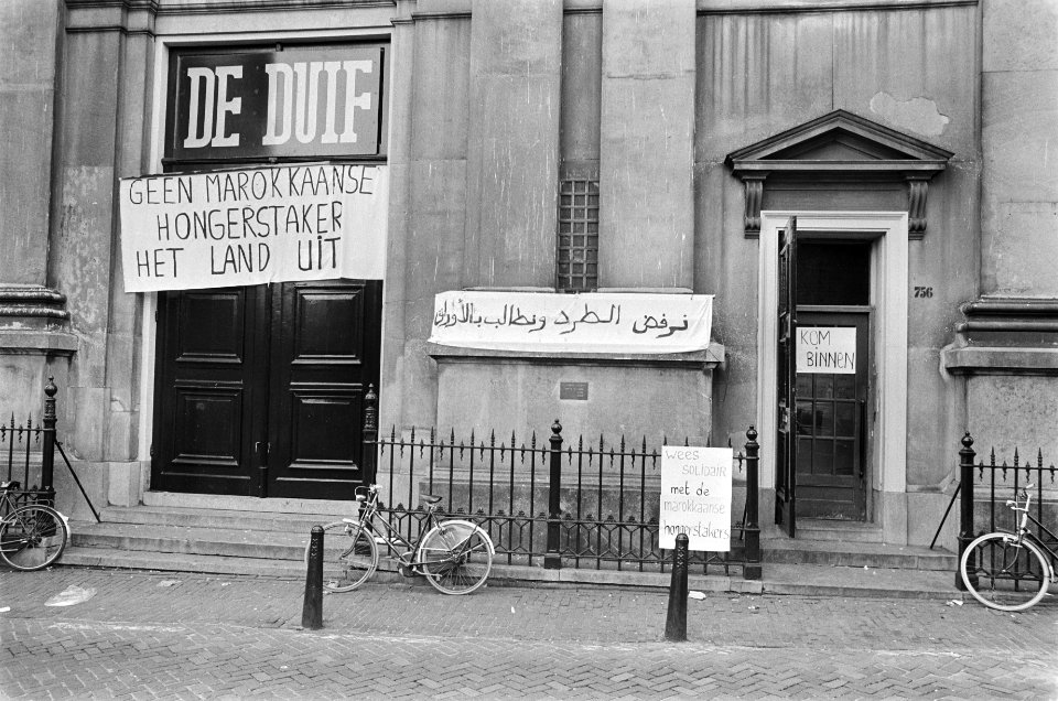 Uitbreiding hongerstaking in De Duif in Amsterdam exterieur De Duif met spandoe, Bestanddeelnr 929-8342