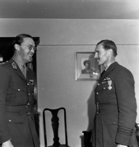 Uitreiking van het Vliegerkruis door prins Bernhard aan de Britse RAF-vlieger, W, Bestanddeelnr 935-2358