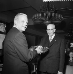 Uitreiking van de Zilveren Broodmand 1959 door de heer H J de Koster aan H D, Bestanddeelnr 911-1183
