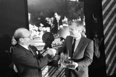 Uitreiking van de Zilveren Camera '83 aan dhr. Nico Koster van de Telegraaf door, Bestanddeelnr 932-7866