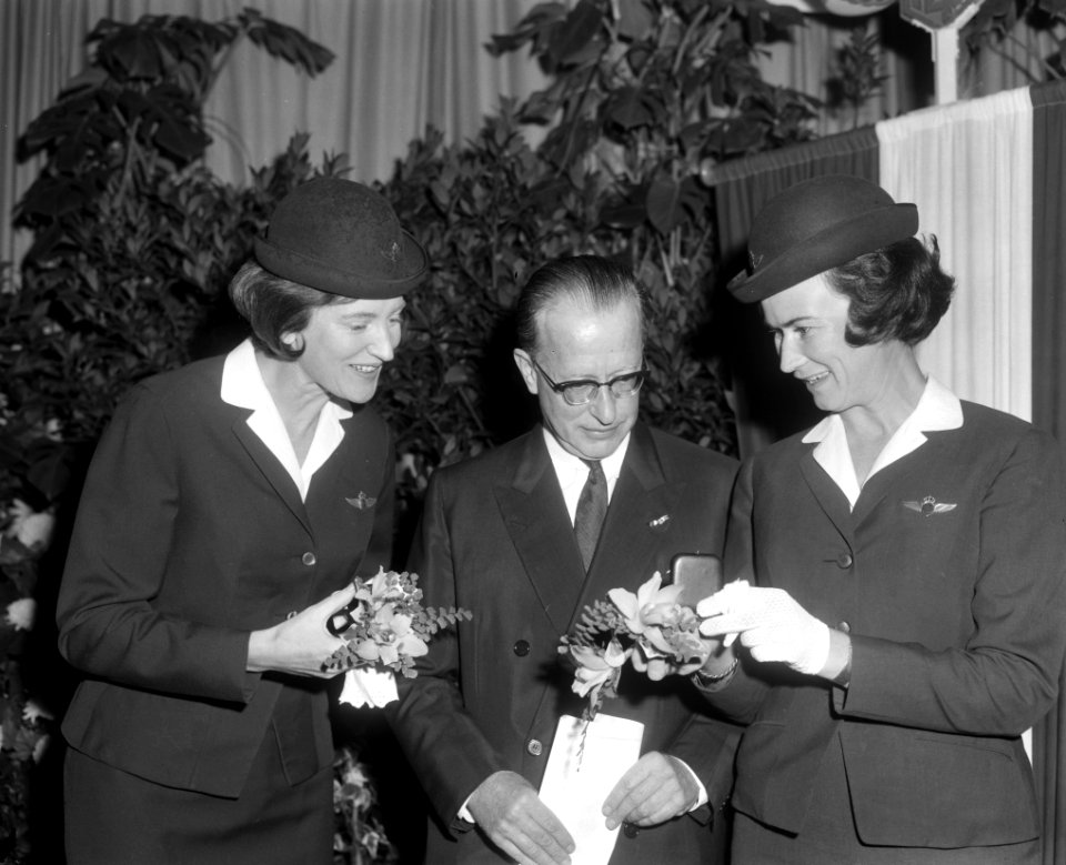 Uitreiking vliegurenpenningen bij de KLM en monumentonthulling, twee stewardesse, Bestanddeelnr 916-9813