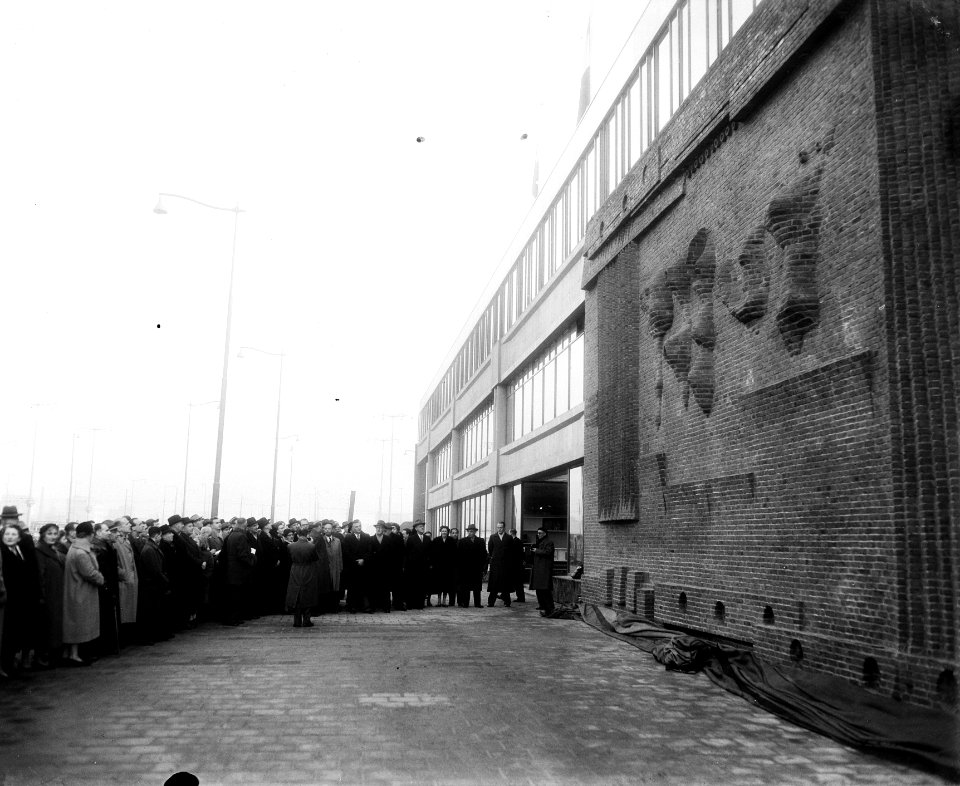 Uitbreiding Bouwcentrum, Rotterdam, onthulling Relief in baksteen van Henry Moor, Bestanddeelnr 907-5134
