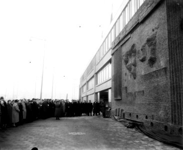 Uitbreiding Bouwcentrum, Rotterdam, onthulling Relief in baksteen van Henry Moor, Bestanddeelnr 907-5134