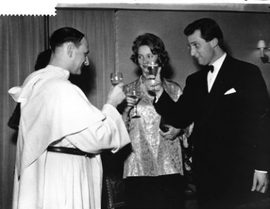 Uitreiking van het Croix dHonneur aan pater Pire te Brussel, Bestanddeelnr 910-9949