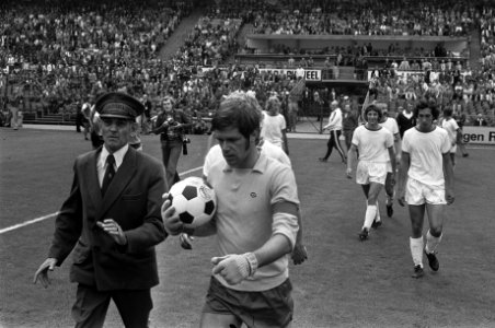 Uit protest tegen een omstreden strafschop loopt FC Amsterdam keeper Jongbloed m, Bestanddeelnr 928-1192