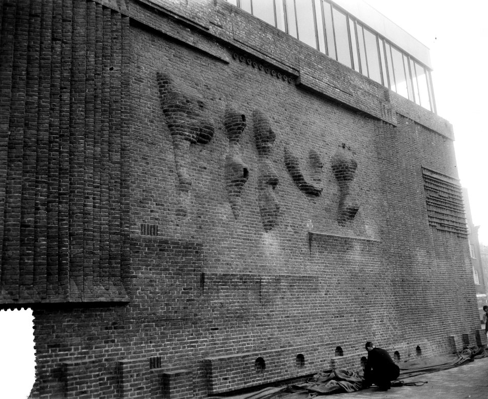 Uitbreiding Bouwcentrum, Rotterdam, onthulling Relief in baksteen van Henry Moor, Bestanddeelnr 907-5136