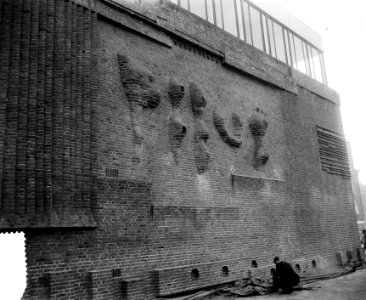 Uitbreiding Bouwcentrum, Rotterdam, onthulling Relief in baksteen van Henry Moor, Bestanddeelnr 907-5136
