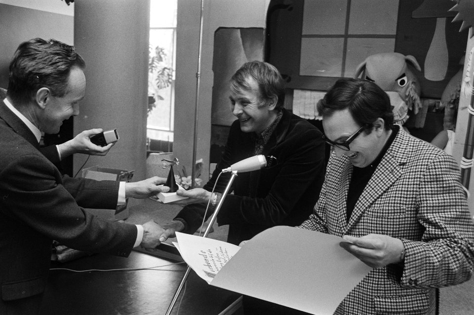Uitreiking van de Waterpomptang-trofee aan Ger Smit (l) en Frans van Dusschoten , Bestanddeelnr 924-4177