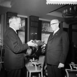 Uitreiking van de Zilveren Broodmand 1959 door de heer H J de Koster aan H D, Bestanddeelnr 911-1184