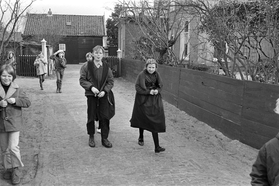Uitbraak polio in Staphorst. Kinderen op straat op weg naar school, jongen (m) s, Bestanddeelnr 924-3568