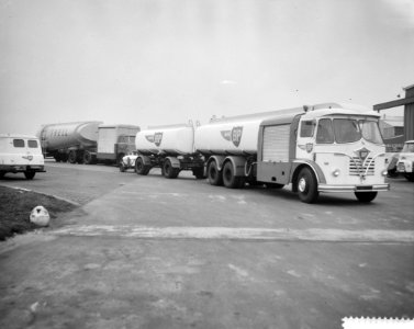 Uitbreiding van Schiphol voor het straalvliegtuigentijdperkrk grote tankautos vo, Bestanddeelnr 911-0979