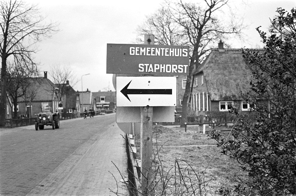 Uitbraak polio in Staphorst. Wegwijzer naar het gemeentehuis, Bestanddeelnr 924-3571