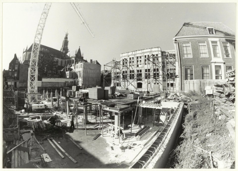 Uitbreiding van de rechtbank aan de Jansstraat. Rechts de achterkant van het oude gerechtsgebouw. Ziende naar het zuidwesten. NL-HlmNHA 54016620