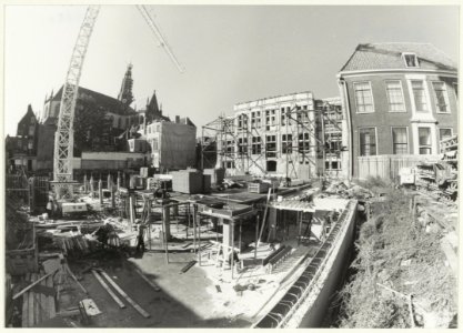 Uitbreiding van de rechtbank aan de Jansstraat. Rechts de achterkant van het oude gerechtsgebouw. Ziende naar het zuidwesten. NL-HlmNHA 54016620