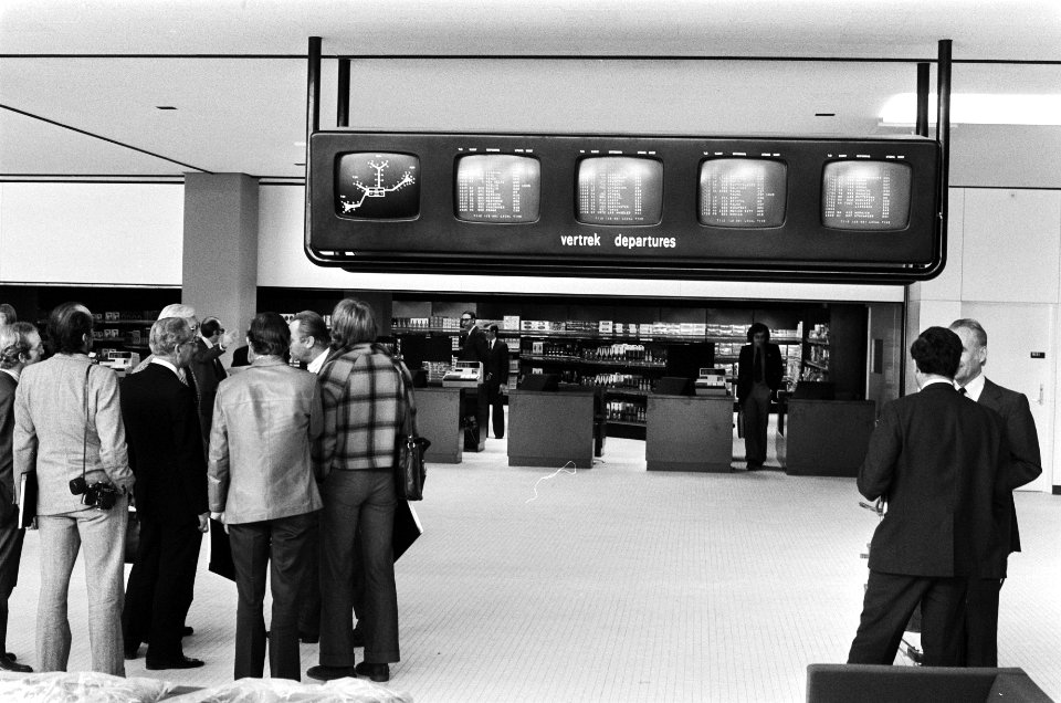 Uitbreiding stations- en pierencopmlex Schiphol rij monitors in aankomsthal, Bestanddeelnr 927-8587