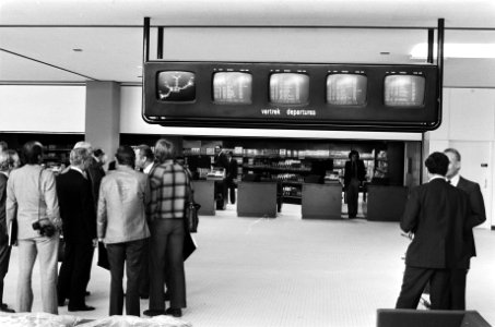 Uitbreiding stations- en pierencopmlex Schiphol rij monitors in aankomsthal, Bestanddeelnr 927-8587