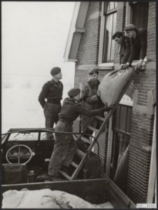 Uit verlaten huizen in Zierikzee worden door militairen met DUCKWS de voorraden , Bestanddeelnr 059-1256