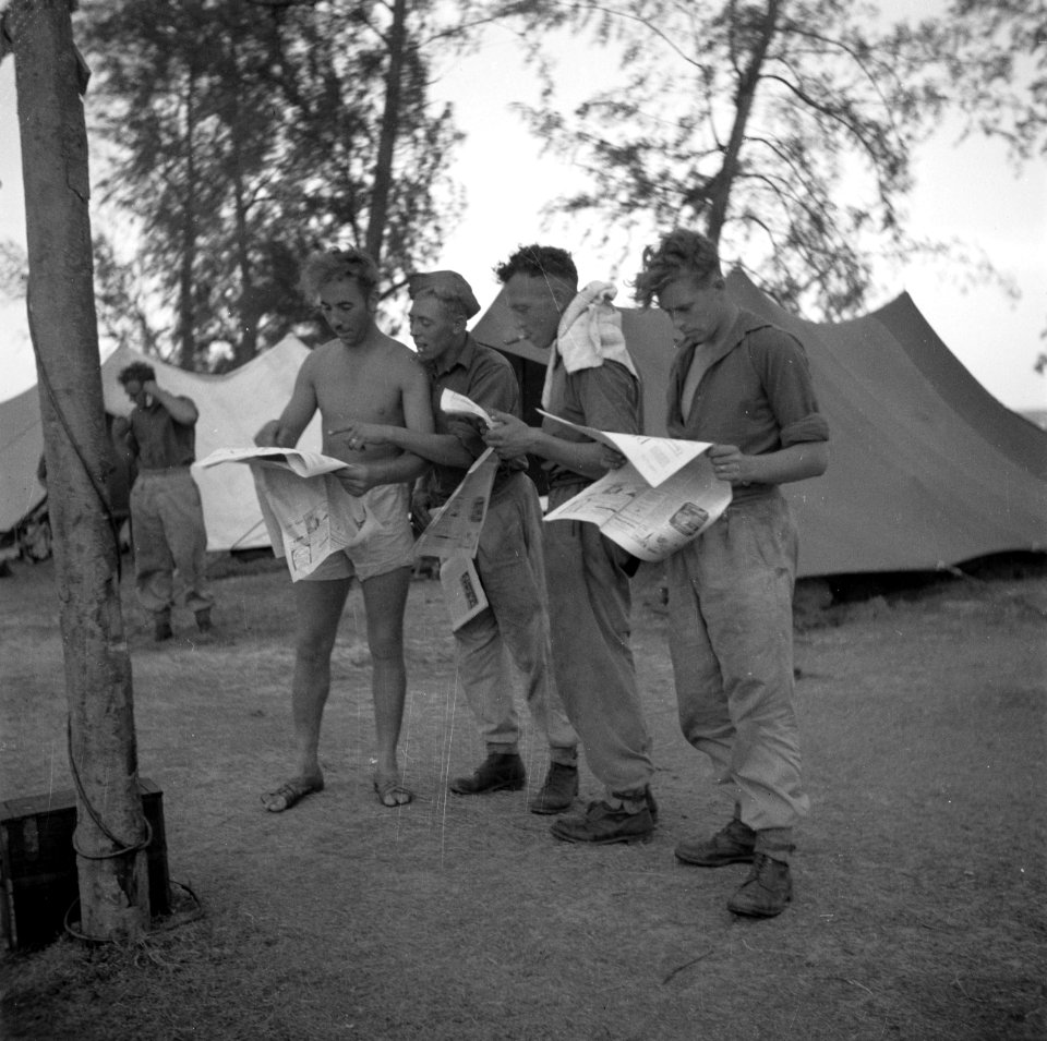 Uitdelen van de Pen & Gun in een kamp op Malakka, Bestanddeelnr 255-8273