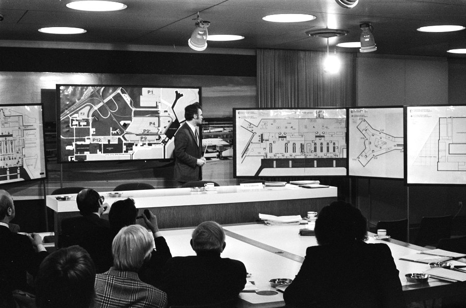 Uitbreiding stations- en pierencopmlex Schiphol persconferentie ivm uitbreid, Bestanddeelnr 927-8588