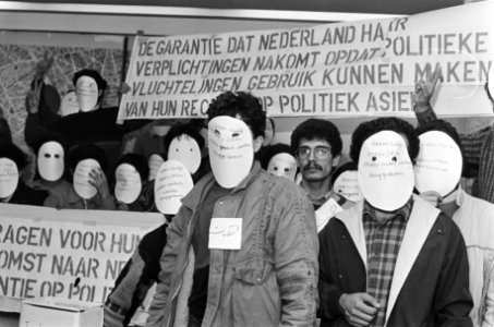 Uit protest tegen het terugsturen van 37 asielzoekers gaan Iraniërs in hongersta, Bestanddeelnr 933-3034